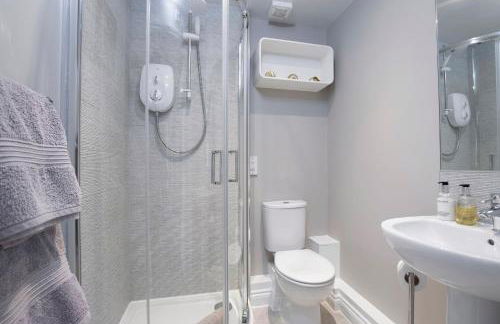 Elliot Oliver - Stylish 2 Bedroom Town Centre Apartment - Photo 10