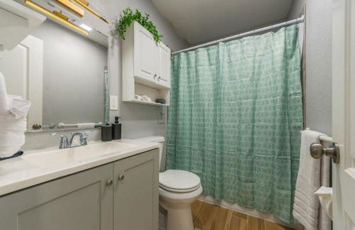 Home in Kansas City 15 mins to KCI with a KING bed and workspace - Foto 21