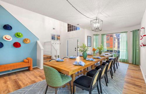 Resort Style Backyard Pool Pickleball Court - Foto 24