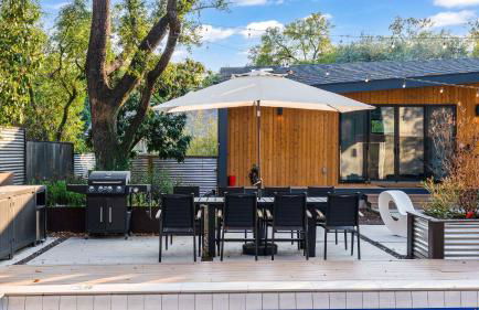 Modern Oasis w Pool Hot Tub Rooftop Deck Home Theater Mariposa Retreat by AvantStay - Foto 57