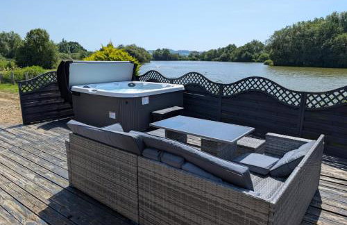 Lakefront Lodge with Hot Tub - Aylesbury Lodge - Foto 34