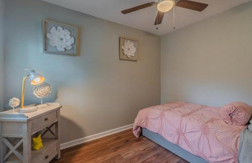 Serene POOL & Firepit in Stunning Home By Airport - Foto 53