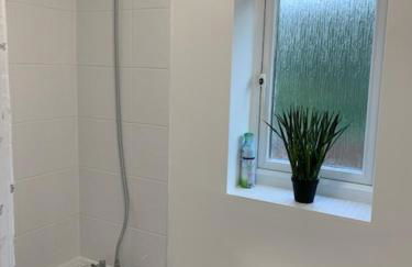 Spacious and central 4-bedroom house with parking - Foto 10