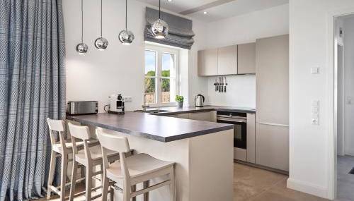 GUT KLETKAMP "Mühlenhof 5" - Ruhige Ferienwohnung mit 3 Schlafzimmern I Terrasse mit See- & Naturblick I Gemeinschaftsgarten I 15 Min zur Ostsee I Küche I Parkplatz I Waschmaschine I WLAN - Foto 4, stove, dishwasher, toaster