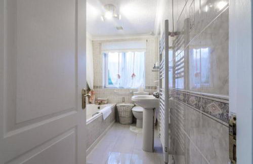 Family Bungalow with Private Pool - Photo 6