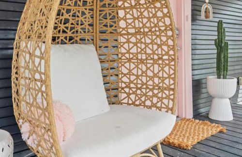 Urban Flamingo Retreat Modern Meets Tropical in this Beautiful, Updated Pet Friendly 3BD Pool Home with Outdoor Living Space - Foto 38