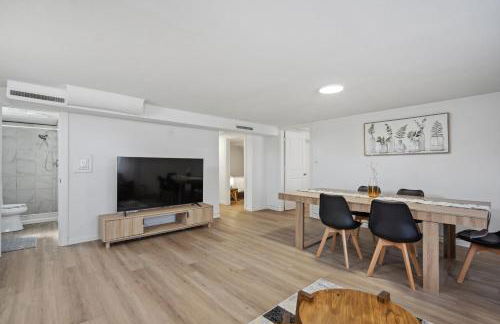 Spacious 5B2B home 5 min to airport with AC, Game Room, WiFi, Parking - Photo 12