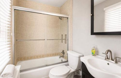 Charming Townhouse Retreat by CozySuites - Foto 22