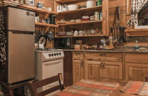 Cozy Log Cabin with an Indoor Fireplace Located on 70 Forested Acres in Leicester, Vermont - Foto 24