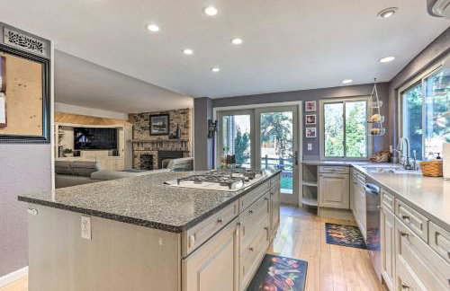 Near Shops & Eats! Centennial Home w/ Sunroom - Foto 14