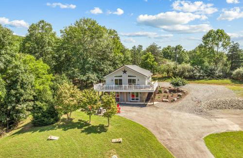 Trailblazer Lodge - Upscale, hot tub, trail, game room, wifi, fire pit, bar, pool table, king bed, view, pet friendly - Photo 47