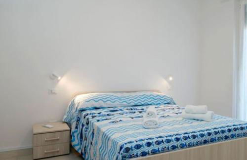 Mare fuori, sul lungomare con tre camere da letto e due bagni! - Foto 13