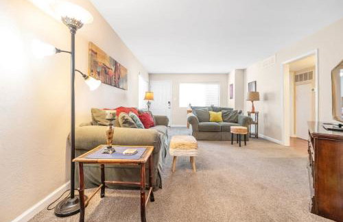 Longer Stay for Travelers Blocks from Hospital and Downtown Security Gates - Foto 17