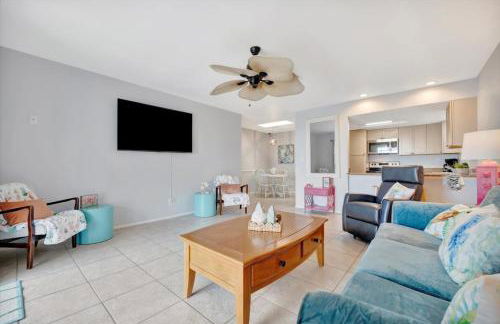 Cheerful Pelican on Anna Maria Island - Photo 8