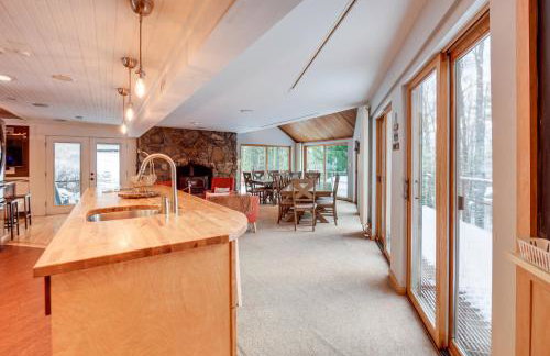 White Mountain Escape with Separate In-Law Suite! - Foto 10