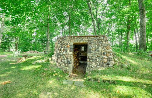 Private Island Home in Belding with Dock and Grill! - Foto 24