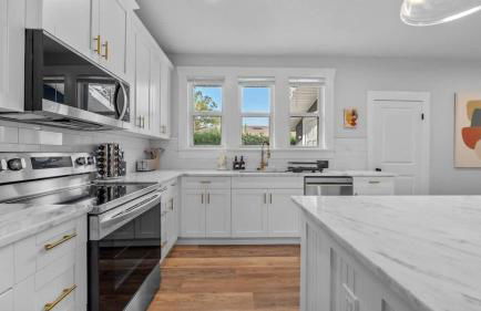 Mid-Century Modern Retreat by Coffee, Food + Shops - Foto 16