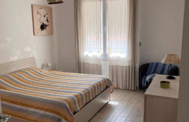 Grand F2 60mq centre Antibes, proche plages, commerces, 2 balcons, parking, train, bus, deco vintage, pet friendly - Foto 11