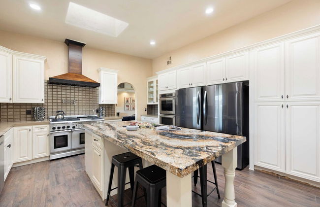 Sleeps 20! Architectural Mansion w/ Pool, Indoor Tennis Court, Game Room Starlight Estate by Avantstay - Foto 17