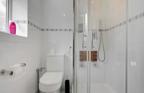 Spacious Heald Green Home with Free Parking - Pass the Keys - Photo 21