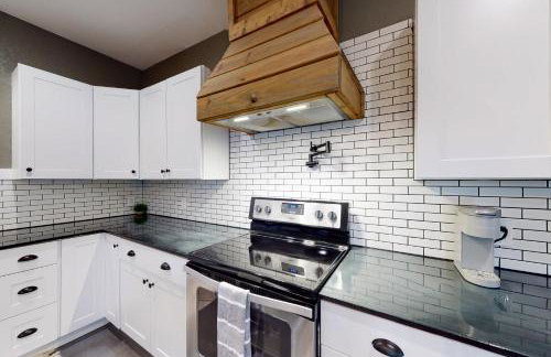 Secluded home with firepit, gas grill, central AC, game room, W/D - Foto 10