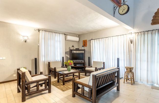 Villa with Heated Pool - Photo 13