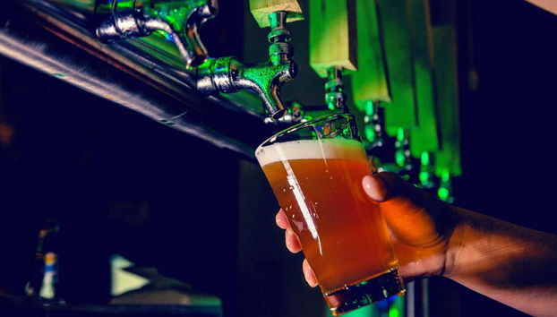 Servindo uma cerveja