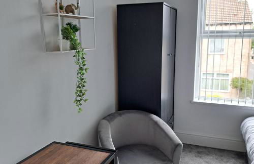 Spacious & comfy 4 bed house, 6 Beds, Free Private Parking & Wifi - Foto 17