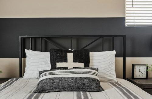 Luxe Queen Creek Home with Pool, Yard, Work Station - Photo 14