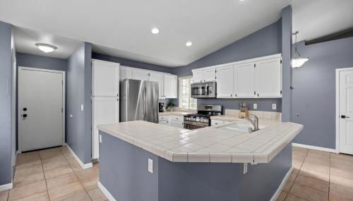 3 Bed 2 Bath Newly Furnished - Available Now - Photo 4, stove, dishwasher