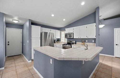 3 Bed 2 Bath Newly Furnished - Available Now - Photo 4