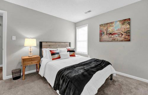 Glamorous 3BR 2BA house w/ large fenced backyard - Foto 17