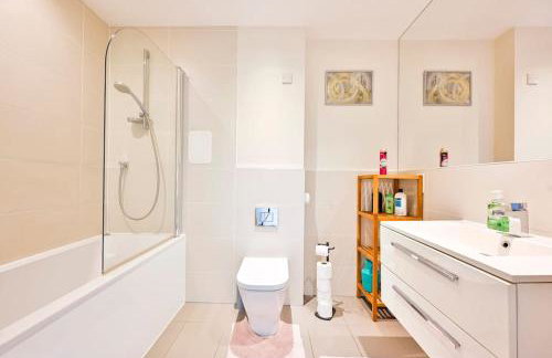 Stylish 2 bed 2 bath apt in Wembley - Foto 41