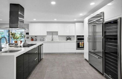 Luxe 4BR Waterfront w Htd Pool 5min to Beach - Foto 37