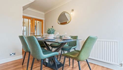 M54 Luxury Escape Sleeps 7- 4 Beds Off M54 - Driveway Parking- RAF Cosford Telford Albrighton Oxley Staffordshire -JLR Wolves Stafford I54 Business Park- 10 Mins to M6- 45 Mins to NEC and BHX Airport Regular & Long Work Stays available - Samina- ARZ Stays - Foto 4