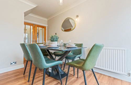 M54 Luxury Escape Sleeps 7- 4 Beds Off M54 - Driveway Parking- RAF Cosford Telford Albrighton Oxley Staffordshire -JLR Wolves Stafford I54 Business Park- 10 Mins to M6- 45 Mins to NEC and BHX Airport Regular & Long Work Stays available - Samina- ARZ Stays - Foto 4