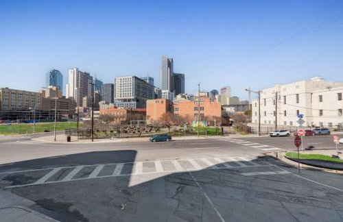 Urban 2BR I Parking I King Bed I Workspace - Foto 15