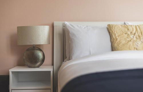 Cosy 2BR, Free Parking, 8min to City Airport - Foto 8