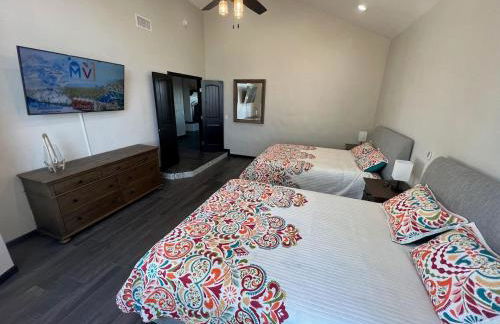 Winery Getaway with Spa and Amazing Hilltop View - Foto 13