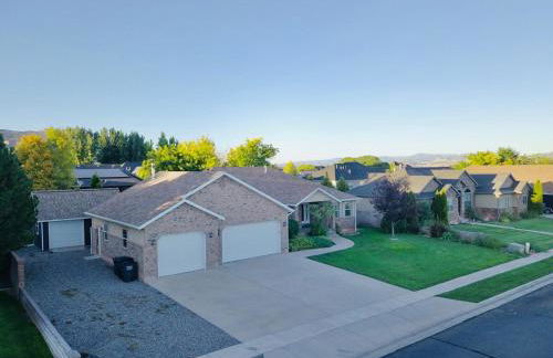 Huge immaculate home! Memories await! - Photo 3