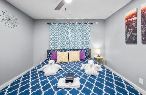 Chic Heights Retreat with Pool and Free Parking - Foto 12