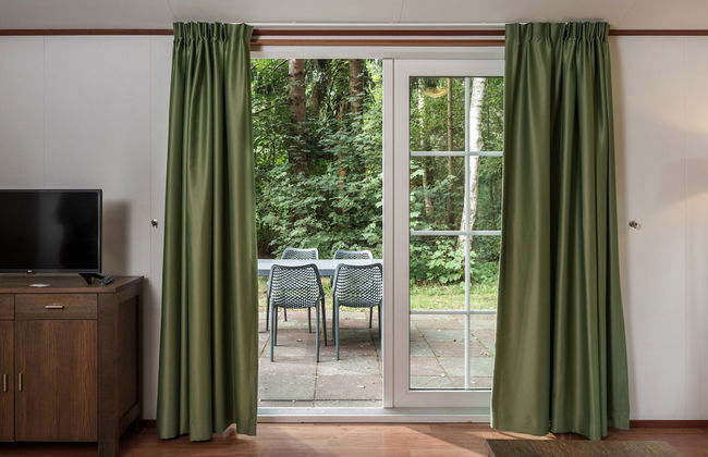 Cosy Chalet With Combi-microwave, Next to a Nature Reserve - Photo 5