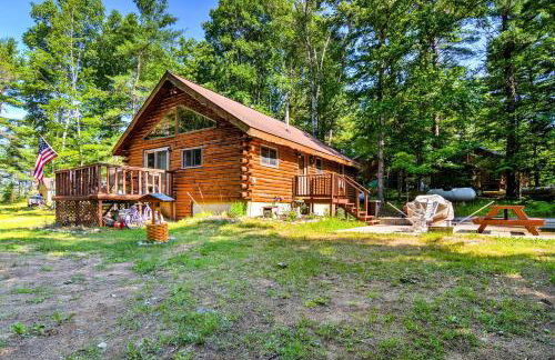 Cozy Manistique Cabin with Deck, Grill and Fire Pit! - Foto 3