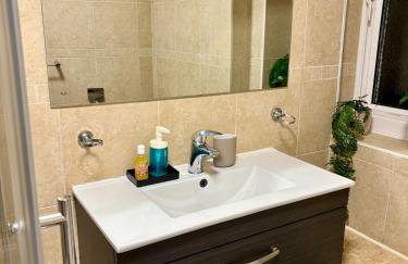 Bright and Spacious 2 Bed Flat Sleeps 5 - Foto 10