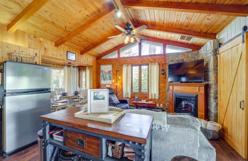 Near Lake and Trails Rustic Newland Cabin with Deck! - Foto 4