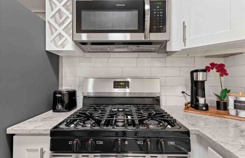 Steps away from Downtown Restaurants and Bars - King Bed - Foto 9