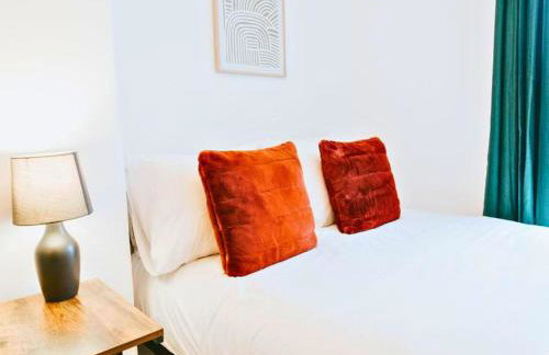 Central 3 Bed Home, Contractors, Garden, Fast WiFi, Smart TV - Photo 6