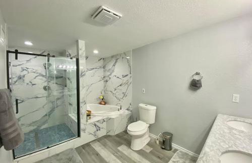 Cedar creek lake front home with Gorgeous Sunset - Foto 25