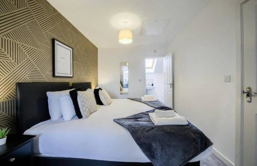 3 BedRoom house, Sleeps 6 with Full Kitchen, Garden and Free Parking - FREE Wi-Fi near Milton Keynes Bowl - Foto 37
