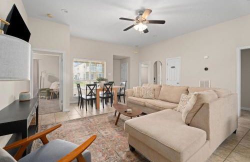 Near Texas A&M, Spacious Living Room, 4 Queen Beds - Foto 1